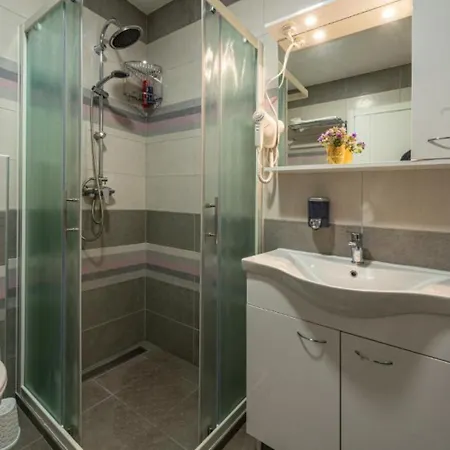 Stane - Modern & Fully Equipped *