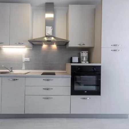Stane - Modern & Fully Equipped *
