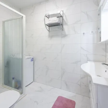 Stane - Modern & Fully Equipped *