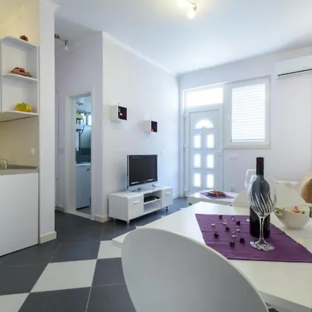 Stane - Modern & Fully Equipped *